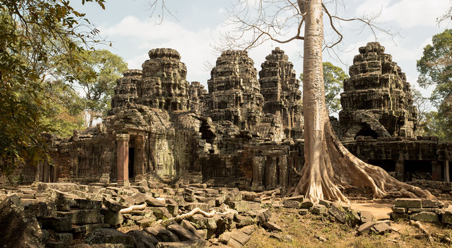 Banteay Kdei panorama with tree and towers