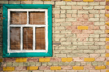 окно в старом кирпичном домике