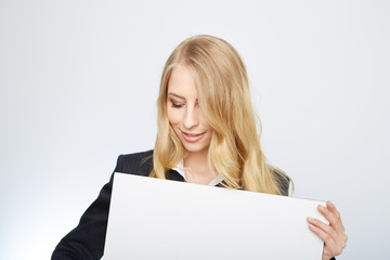 Naklejka premium junge frau mit einer leeren tafel