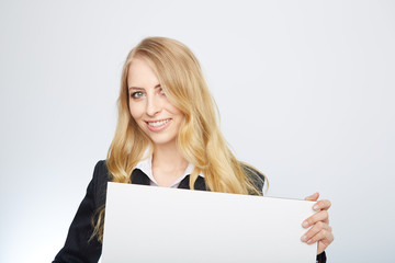 Naklejka premium junge frau mit einer leeren tafel