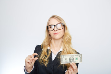 blonde geschäftsfrau mit euro und dollar in der hand