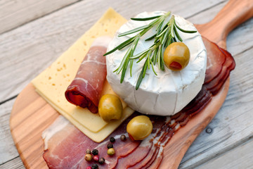 Schinken und Käse auf Holzbrett
