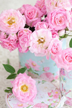 Beautiful fresh pink roses in a beautiful box .