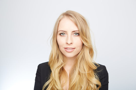 junge blonde frau mit beauty gesicht