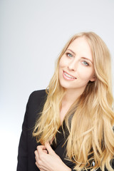 Naklejka premium junge blonde frau mit beauty gesicht