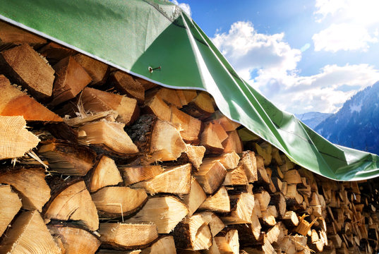 Holzlager Brennholz Lagerung draußen mit atmungsaktiver Plane