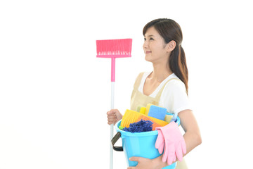 お掃除をする女性