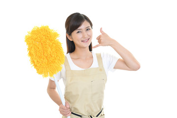 お掃除をする女性