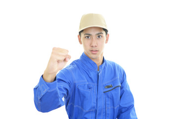 ガッツポーズの笑顔の男性