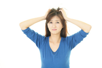 憂鬱な表情の女性