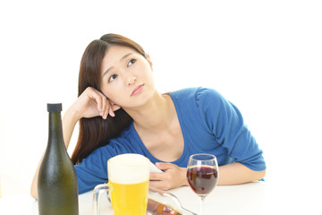 お酒を飲みすぎた女性