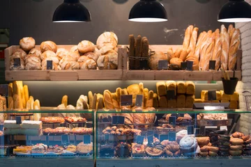 Gordijnen Moderne bakkerij met verschillende soorten brood © JackF