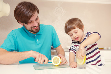 Obraz na płótnie Canvas Father and son make lemonade