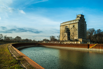 Altes Lagerhaus im Hafen