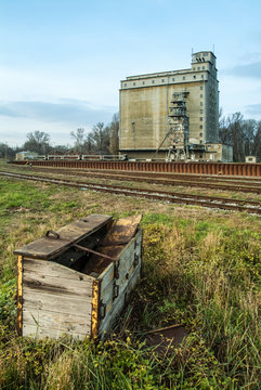 Getreidespeicher am Hafen