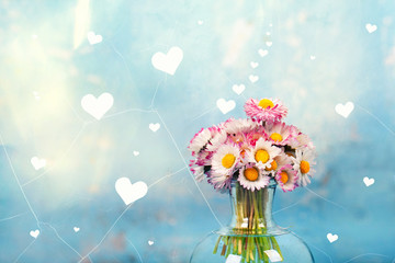 Blumen und Herzen