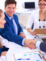 Obraz premium Business people shaking hands, finishing up a meeting, in office