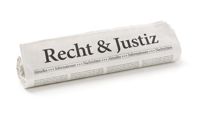 Zeitungsrolle mit der Überschrift Recht und Justiz