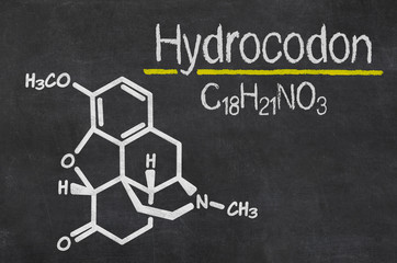 Schiefertafel mit der chemischen Formel von Hydrocodon