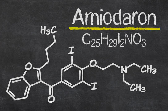 Schiefertafel mit der chemischen Formel von Amiodaron