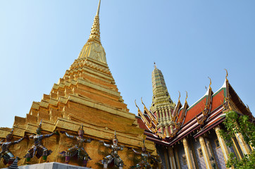 Fototapeta premium Golden pagoda in Grand Palace, Bangkok