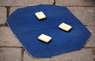 Shell game street scam