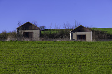 Fototapeta na wymiar due case su collina