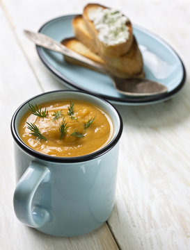 pea soup puree in a blue mug