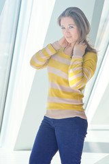 Frau in gelben Pullover 