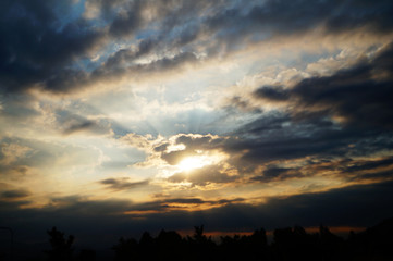 Sonnenschein und Gewitterwolken
