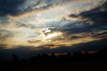 Sonnenschein und Gewitterwolken