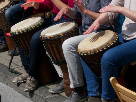 Bongospieler am Stra&szlig;enrand im Sonnenschein beim Hermannslauf in Oerlinghausen am Hermannsweg bei Bielefeld im Teutoburger in Ostwestfalen-Lippe