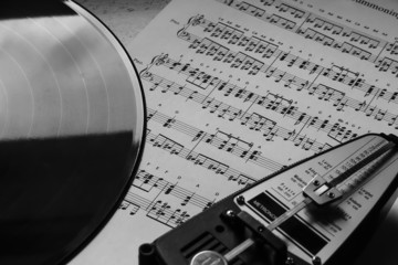 Fototapeta premium Metronome and vinyl on sheet music