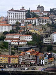 Fototapeta na wymiar Panorámica de Oporto con el antiguo palacio episcopal.Portugal