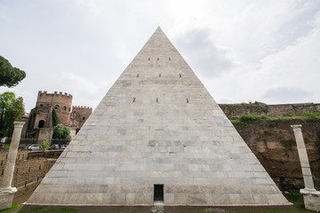 Fototapeta na wymiar Piramide di Caio Cestio - Roma