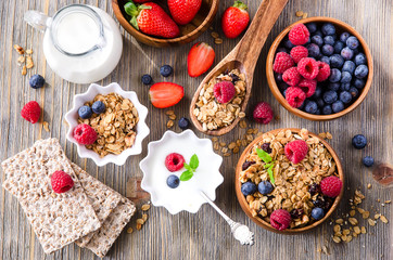 Obrazy na Szkle  Świeże zdrowe śniadanie z muesli i jagodami, drewniane backgro
