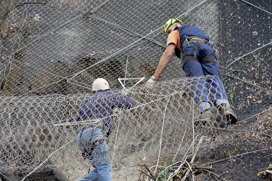 Rete paramassi al lavoro i rocciatori