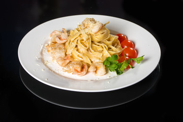 Pasta with mushrooms and tomato
