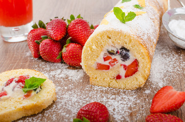 Sponge roll with strawberries and blueberries