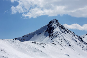 Fototapeta na wymiar snowy panorama of the Italian Alps