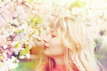 Fototapeta premium kobieta w rozkwicie wiosny