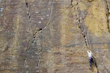 klettern an Felswand