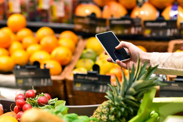 Preisvergleich mit Smartphone im Supermarkt
