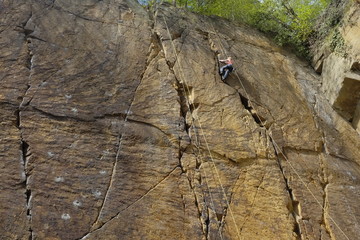 klettern an Felswand