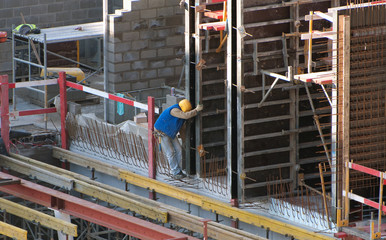Ouvrier sur un chantier de construction (béton armé)