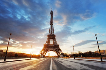 Obraz premium Paryż, Wieża Eiffla o wschodzie słońca.