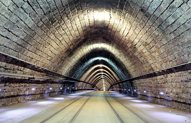 Tunnel met spoor en tram