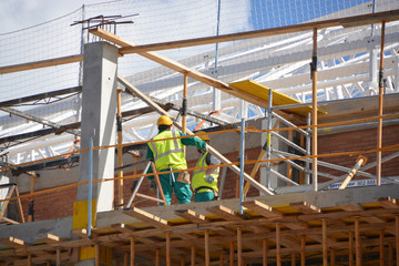 obreros trabajando en un edificio en obras