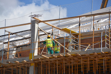 obreros trabajando en un edificio en obras