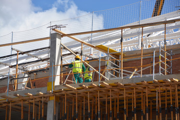 obreros trabajando en un edificio en obras